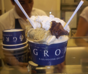 Le miscele liquide dei gelati Grom sono preparate nel laboratorio di produzione di Torino, successivamente sono distribuite alle singole gelaterie, dove vengono mantecate fresche ogni giorno.