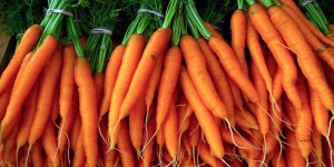 Le carote sono l’abbronzante naturale per eccellenza e contengono 1200 microgrammi di vitamina A o caroteni ogni 100 grammi di polpa