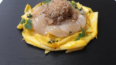 Carpaccio di capasanta, tartufo e indivia al mango