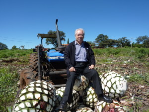 Cirilo Oropeza  in un campo d'agave 