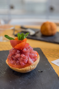 Frisella con tartare di tonno, pomodoro e pesto di menta 