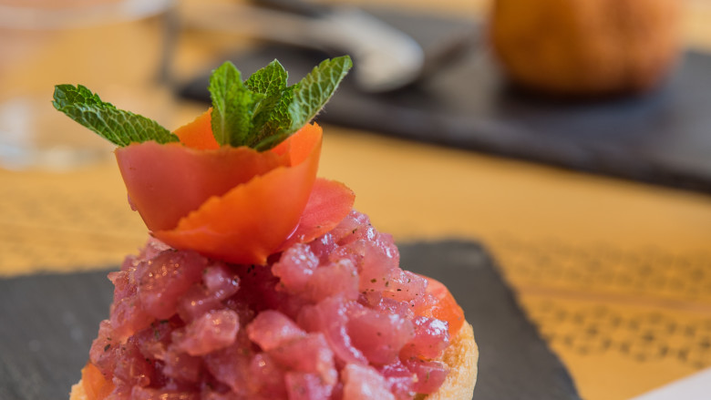 Frisella con tartare di tonno, pomodoro e pesto di menta